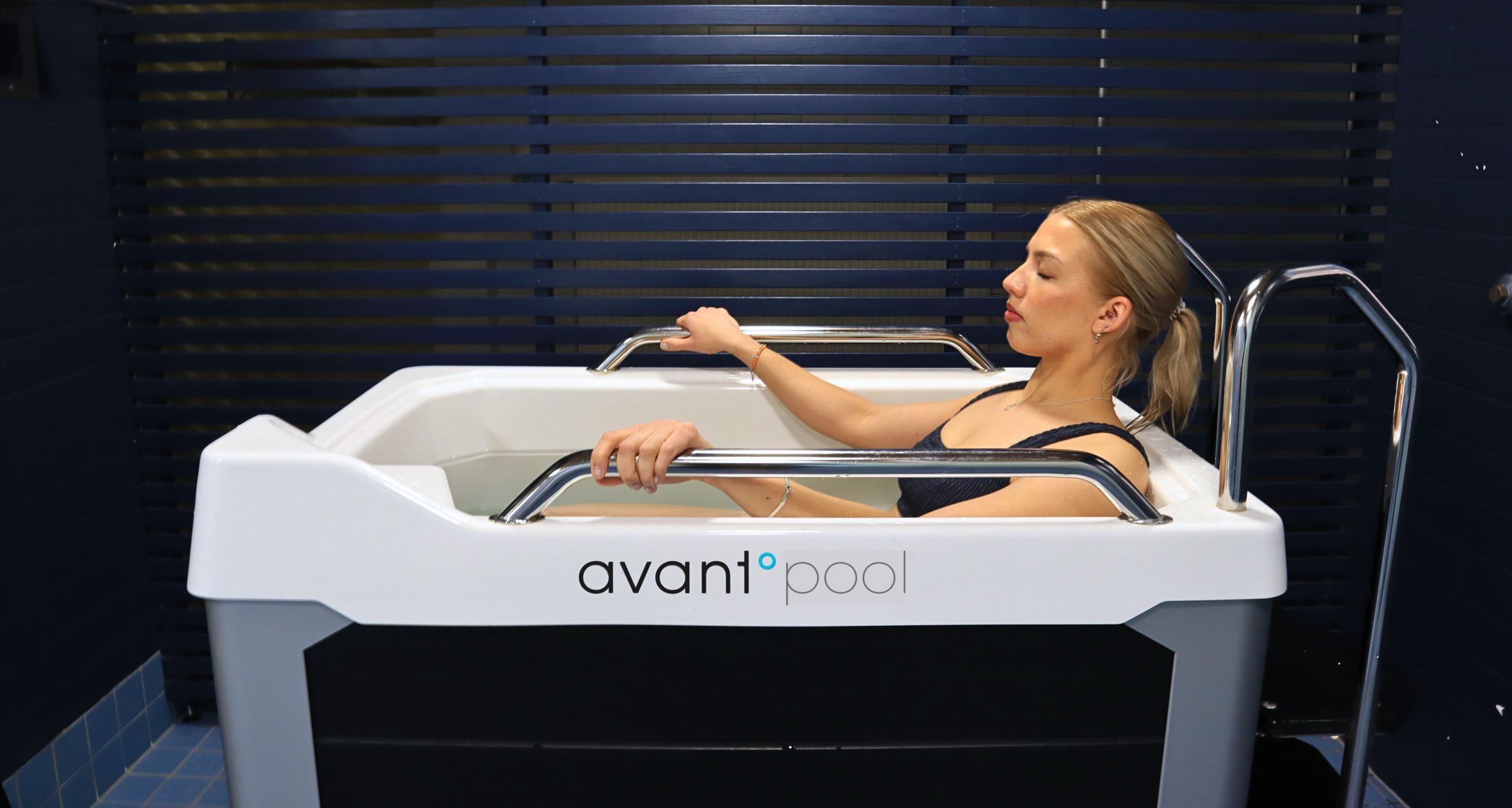 Avantopool-kinos-kylmäallas-musta-kylmäkylvyssä-nainen